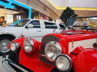 Czerwony samoch&oacute;d do ślubu