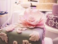 R&oacute;żowy tort weselny