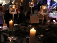 Świece i pi&oacute;ra na stole weselnym