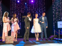 Uśmiechnięta Młoda Para