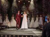 Pan Młody w bordowym garniturze