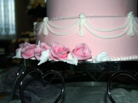 R&oacute;żowy tort weselny