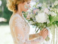 Panna Młoda z bukietem ślubnym