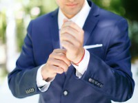 Pan Młody w granatowym garniturze