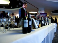 St&oacute;ł z winami na wesele