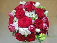 Białe i czerwone r&oacute;że w bukiecie ślubnym