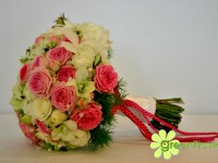 Bukiet ślubny z r&oacute;żowych i białych r&oacute;ż