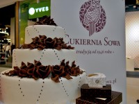 Tort z lukrowymi r&oacute;żami