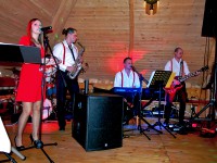 Zesp&oacute;ł muzyczny z wokalistką