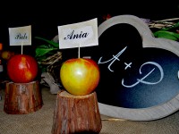 Jabłka z karteczkami na st&oacute;ł