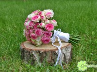 Ślubny bukiet z kolorowych r&oacute;ż