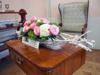 Kompozycja kwiatowa z r&oacute;żowych r&oacute;ż