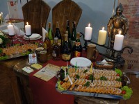 St&oacute;ł z alkoholem i wędlinami na wesele