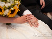 Panna Młoda z bukietem ze słonecznik&oacute;w