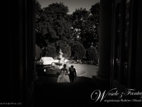 Para Młoda wchodząca do sali weselnej